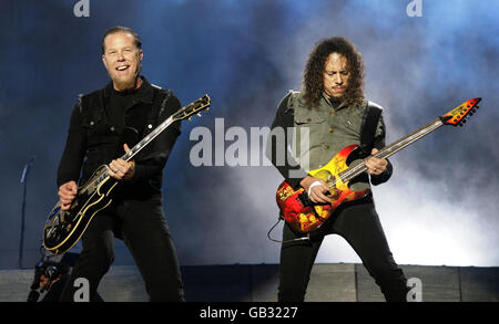 James Hetfield (a sinistra) e Kirk Hammett di metallica si esibiscono il terzo giorno del Reading Festival 2008, nel Berkshire. Foto Stock