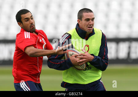 Kevin Pietersen, in Inghilterra, gioca a rugby a tocco con Ravi Bopara durante una sessione di prove su reti a Trent Bridge, Nottingham. Foto Stock