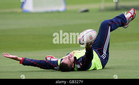 Kevin Pietersen, in Inghilterra, gioca a rugby a tocco durante una sessione di allenamento di Nets a Trent Bridge, Nottingham. Foto Stock