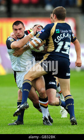 Il Matt Cook di Bradford Bulls viene affrontato da ben Fisher e ben Cockayne di Hull KR durante la partita Engage Super League al Grattan Stadium di Bradford. Foto Stock