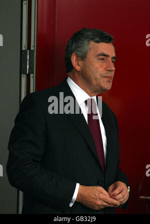 Il primo ministro Gordon Brown dà il benvenuto alla squadra olimpica della Gran Bretagna all'aeroporto di Heathrow a Londra. Foto Stock