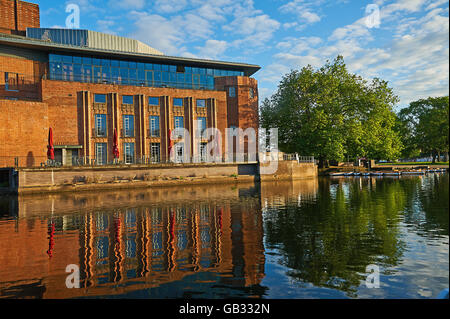 Stratford upon Avon Royal Shakespeare Theatre riflessioni nel fiume Avon Foto Stock