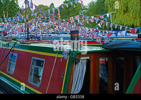 Stratford upon Avon con varie barche sul fiume, adornate in un colorato accatastamento davanti al festival annuale del fiume Foto Stock