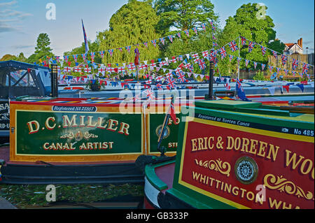 Stratford upon Avon con varie barche sul fiume, adornate in un colorato accatastamento davanti al festival annuale del fiume Foto Stock