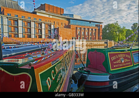Stratford upon Avon con varie barche sul fiume, adornate in un colorato accatastamento davanti al festival annuale del fiume Foto Stock