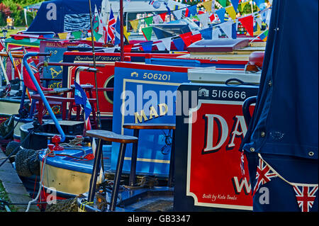 Stratford upon Avon con varie barche sul fiume, adornate in un colorato accatastamento davanti al festival annuale del fiume Foto Stock