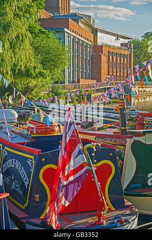 Stratford upon Avon con varie barche sul fiume, adornate in un colorato accatastamento davanti al festival annuale del fiume Foto Stock