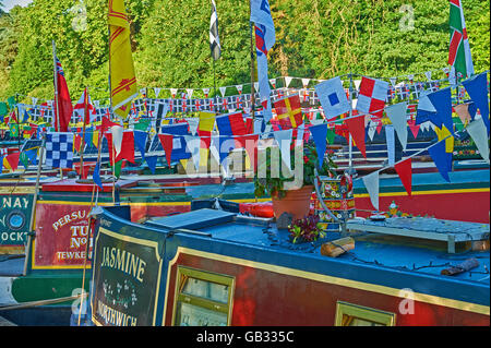 Stratford upon Avon con varie barche sul fiume, adornate in un colorato accatastamento davanti al festival annuale del fiume Foto Stock