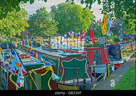 Stratford upon Avon con varie barche sul fiume, adornate in un colorato accatastamento davanti al festival annuale del fiume Foto Stock