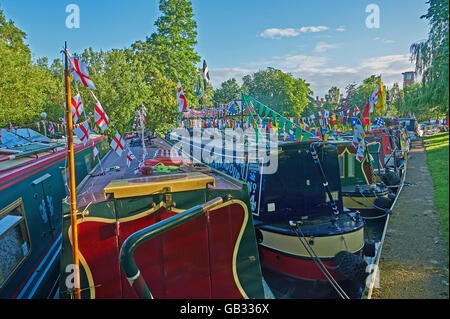 Stratford upon Avon con varie barche sul fiume, adornate in un colorato accatastamento davanti al festival annuale del fiume Foto Stock