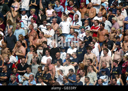 Calcio - Nationwide Division One - Preston North End / West Ham United. I fan di West Ham United guardano la loro squadra in azione Foto Stock