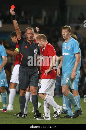 Paul Scholes del Manchester United viene inviato per un secondo reato prenotabile dopo aver maneggiato una croce sul retro della rete di Zenit St Petersburg, durante la Super Cup allo Stade Louis II, Monaco. Foto Stock