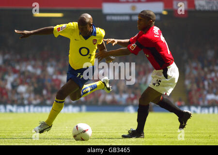 Sylvain Wiltord (l) di Arsenal affronta la Fortuna Quentin di Manchester United Foto Stock