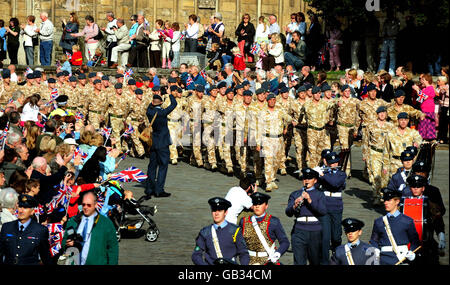 No 3 Squadron RAF Regiment parata attraverso la città di Stamford, Lincolnshire, nel loro abbigliamento da combattimento deserto per segnare la fine di un tour operativo nella provincia di Kandahar, Afghanistan, che ha visto la perdita di due aerei uccisi in azione. Foto Stock