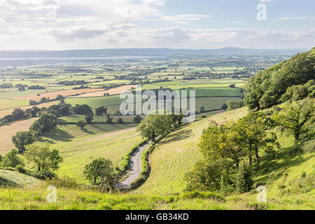 Vedute della Severn Vale dal Cotswold modo sul picco Coaley view point vicino a Stroud, Gloucestershire, England, Regno Unito Foto Stock