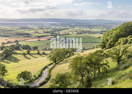 Vedute della Severn Vale dal Cotswold modo sul picco Coaley view point vicino a Stroud, Gloucestershire, England, Regno Unito Foto Stock