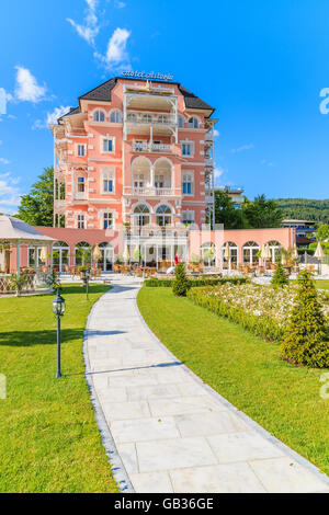 WORTHERSEE LAGO, Austria - giu 20, 2015: luxury hotel Astoria e i suoi giardini sulle rive del bellissimo lago alpino Worthersee in su Foto Stock