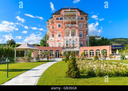 WORTHERSEE LAGO, Austria - giu 20, 2015: luxury hotel Astoria e i suoi giardini sulle rive del bellissimo lago alpino Worthersee in su Foto Stock