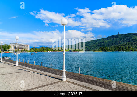 WORTHERSEE LAGO, Austria - giu 20, 2015: passeggiata lungo Worthersee lake shore durante il periodo estivo, Austria. Foto Stock