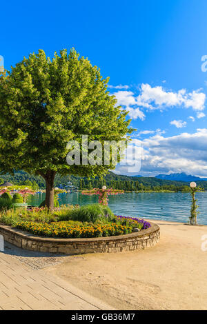 Passeggiata lungo lago Worthersee sulla bellissima giornata estiva, Austria Foto Stock