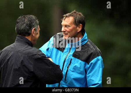 Bernard Gallacher e l'ex manager inglese Glenn Hoddle (a destra) durante il 4° giorno di golf annuale della British Airways e il ballo di gala di oggi al campo da golf di Wentworth. Foto Stock