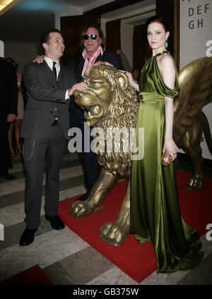 Mickey Rourke (centro), Evan Rachel Wood e il regista Darren Aronofsky in prima del film 'il lottatore', al Palazzo del Cinema sul Lido di Venezia, in occasione del sessantacinquesimo Festival del Cinema di Venezia. Foto Stock