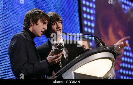 Alex Turner e Miles Kane (a sinistra) dalle Last Shadow Puppets sul palco del Nationwide Mercury Prize a Grosvenor House, Park Lane. Foto Stock