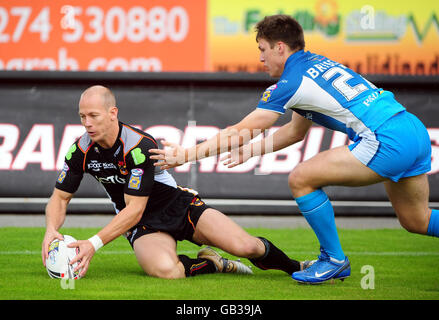 James Evans di Bradford Bulls ha ottenuto un punteggio sotto la pressione di Tom Briscoe di Hull FC durante la partita Engage Super League al Grattan Stadium di Bradford. Foto Stock