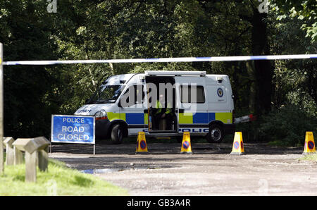 La polizia blocca Binley Woods vicino a Coventry, Warwickshire, dove due aerei leggeri si scontrarono prima, uccidendo cinque persone. Foto Stock