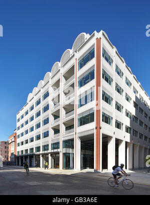 Angolo di elevazione edificio di uffici rinnovato. Fitzroy Place, Londra, Regno Unito. Architetto: Lifschutz Davidson Sandilands, 2015. Foto Stock