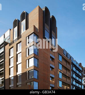 Angolo di elevazione rosso-mattone rivestito di blocco residenziale. Fitzroy Place, Londra, Regno Unito. Architetto: Lifschutz Davidson Sandilands, 2015. Foto Stock
