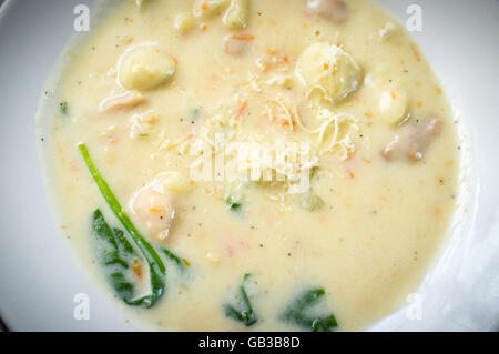 Cremoso gnocchi di pollo tradizionale zuppa italiana con pane e olio oilve Foto Stock