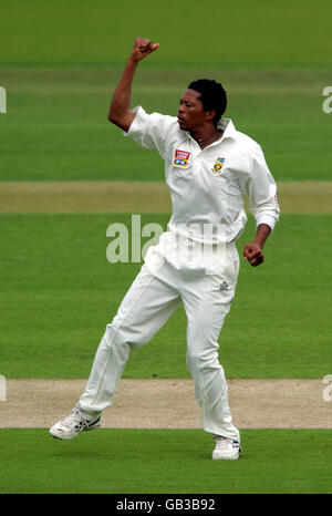 Cricket - npower secondo Test - Inghilterra / Sud Africa - Day One - Lords. Makhaya Ntini in Sudafrica celebra il primo picket del giorno in Inghilterra di Marcus Trescothick Foto Stock