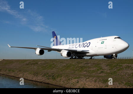 Amsterdam, Paesi Bassi - maart 11, 2015 .large white Boeing 747 cargo saudia freighter che ha appena sbarcati con una bella Foto Stock