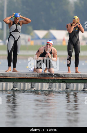 Gran Bretagna Cassandra Patten prima dell'inizio della maratona di nuoto femminile di 10 km al Parco Olimpico di canottaggio e canoismo Shunyi a Pechino durante i Giochi Olimpici di Pechino del 2008. Foto Stock