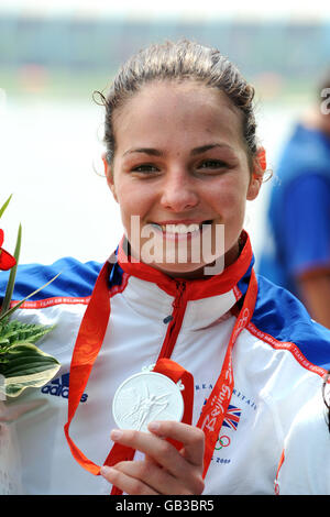 La Gran Bretagna Keri-Anne Payne con la sua medaglia d'argento per la maratona di nuoto femminile di 10 km al Parco Olimpico di canottaggio e canoismo Shunyi a Pechino durante i Giochi Olimpici di Pechino del 2008. Foto Stock