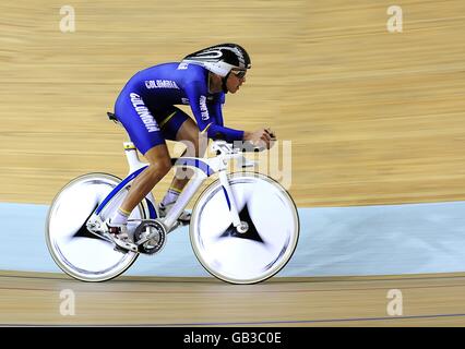 Carlos Alzate di Columbia compete nella qualifica di Pursuit individuale maschile al velodromo di Laoshan il giorno 7 dei Giochi Olimpici 2008 a Pechino. Foto Stock