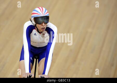 Rebecca Romero della Gran Bretagna compete nella qualificazione individuale delle Donne alla Laoshan Velodrome il 7° giorno dei Giochi Olimpici del 2008 a Pechino. Foto Stock