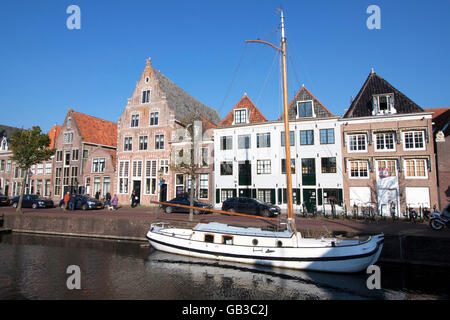HOORN, Paesi Bassi, OKTOBER 10,2015 storico case olandese e di un bel bianco imbarcazioni a vela in legno Foto Stock