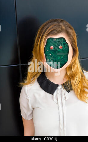 Cyborg umano robot con anonimo scheda di circuito faccia Foto Stock