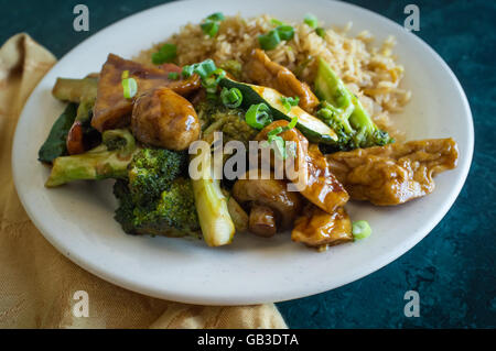 Buddha delizia vegetariana cibo cinese piatto con fried tofu Foto Stock