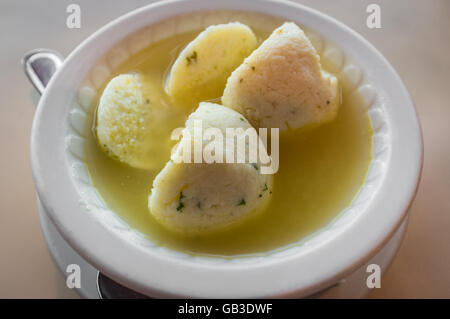 Delizioso pane azzimo zuppa a sfera ebraica cucina tradizionale Foto Stock