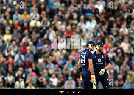 Cricket - Natwest Series - First One Day International - Inghilterra / Sud Africa - Headingley. Kevin Pietersen e Andrew Flintoff in Inghilterra Foto Stock