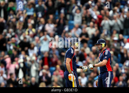 Cricket - Natwest Series - First One Day International - Inghilterra / Sud Africa - Headingley. Kevin Pietersen e Andrew Flintoff in Inghilterra Foto Stock