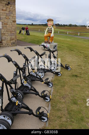 Oor golfista su oor wullie sentiero della benna a Carnoustie Golf Links angus Scozia Luglio 2016 Foto Stock