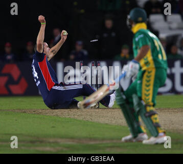 Cricket - Natwest Series - First One Day International - Inghilterra / Sud Africa - Headingley. Kevin Pietersen in Inghilterra celebra l'inciampare di Jacques Kallis in Sudafrica Foto Stock