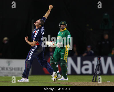 Cricket - Natwest Series - First One Day International - Inghilterra / Sud Africa - Headingley. Kevin Pietersen in Inghilterra celebra l'inciampare di Jacques Kallis in Sudafrica Foto Stock