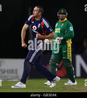 Cricket - Natwest Series - First One Day International - Inghilterra / Sud Africa - Headingley. Kevin Pietersen in Inghilterra celebra l'inciampare di Jacques Kallis in Sudafrica Foto Stock