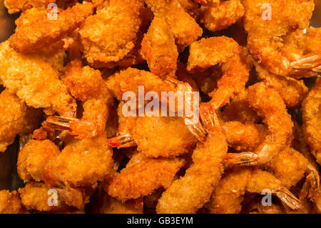 Gran mucchio di popcorn shrimp tempura in buffet vassoio Foto Stock