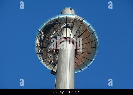 Cerca fino a Brighton è di nuovo i360 spostamento torre di osservazione, mostrando il sotto riflettendo la Brighton Seafront. Foto Stock